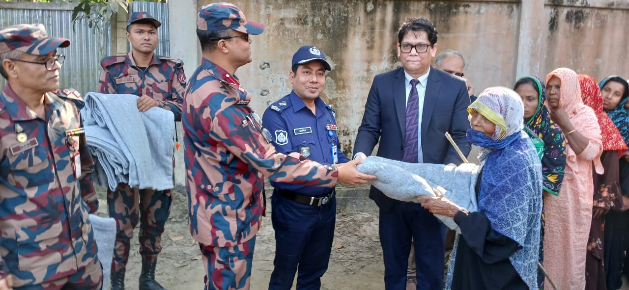 পরশুরামে ডিসি-এসপির বল্লামুখায় মুহুরীনদীর ভাঙ্গন পরিদর্শন