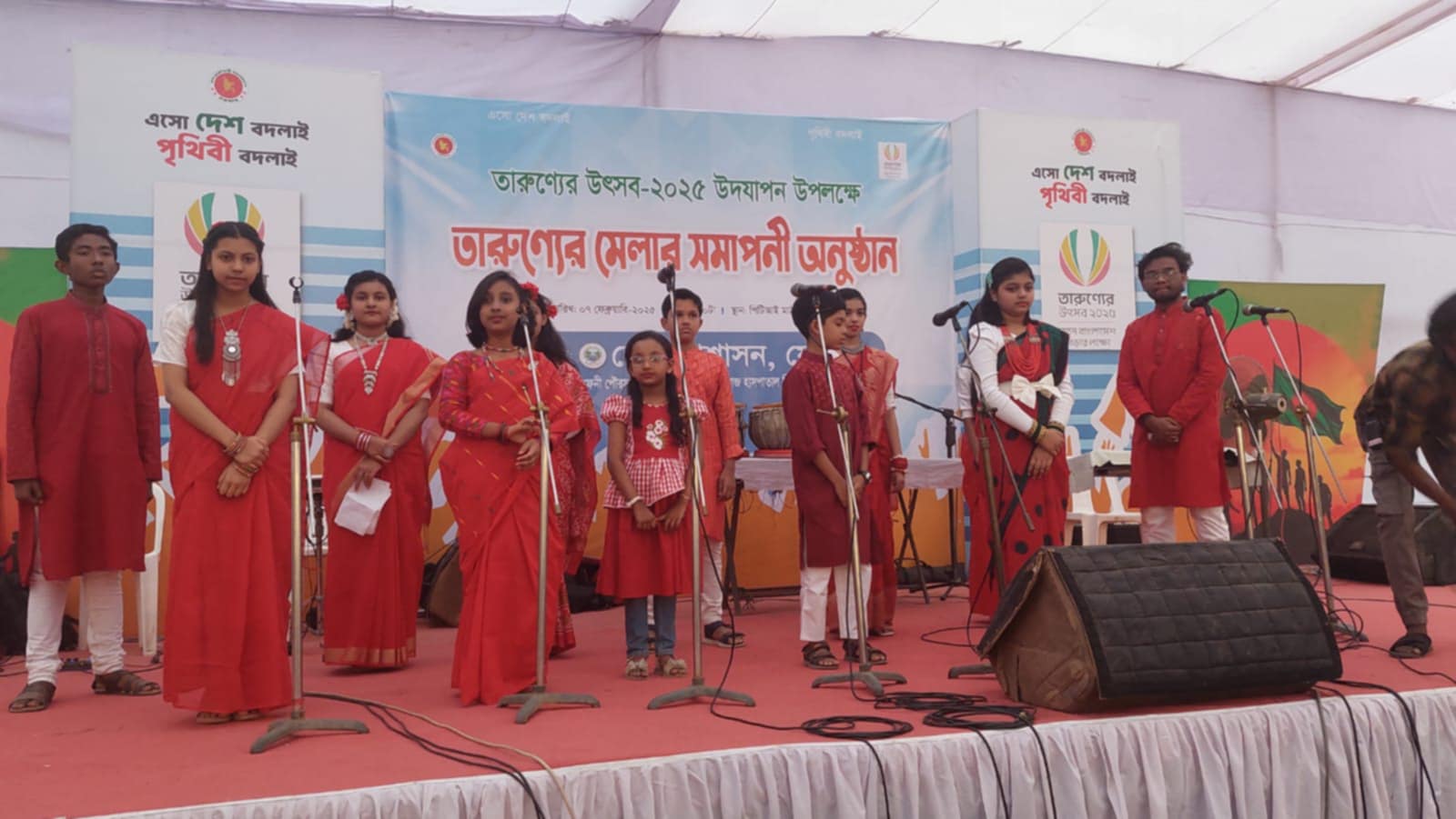 তারুণ্যের উৎসবে তারুণ্যের মেলায়. আলাপন'র শিল্পীর কন্ঠে 